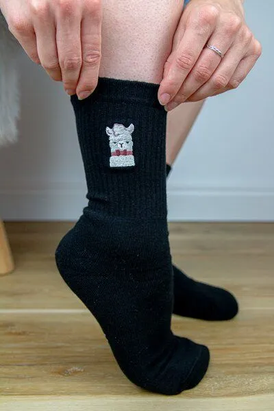 sticknic sticknic Socken mit Lama Motiv gestickt - Minimalistische Stickerei - Tennissocken - Kuschelsocken - Geschenk, Schwarz, – Produktbild 1 von 3