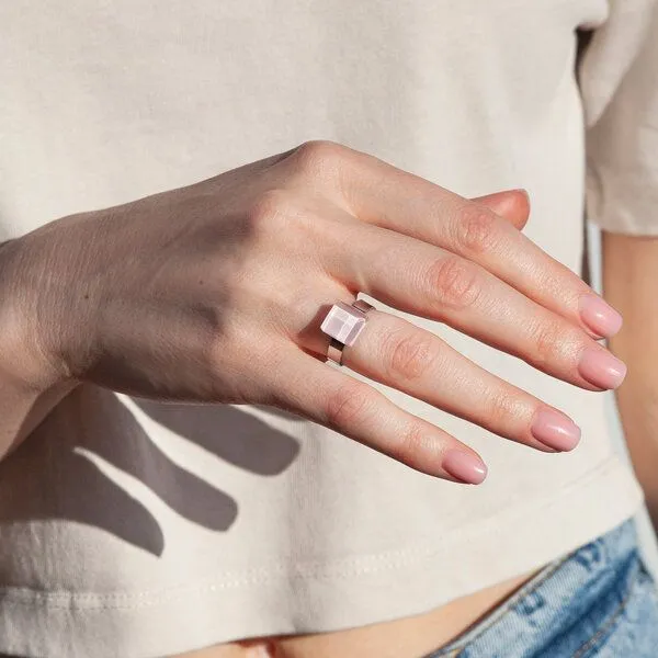 ALEXASCHA ALEXASCHA Geometrischer Ring aus Glas, mini, Sandrosa, – Produktbild 2 von 4