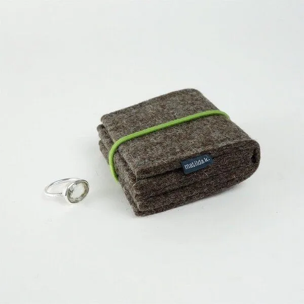 matilda k. manufaktur matilda k. manufaktur Schmuckaufbewahrung 'schmucknest' klein aus Wollfilz 'margarete' mit Rundgummi-Verschluß in vielen Farben, Braun, – Produktbild 1 von 8