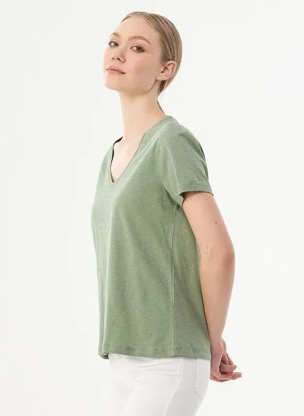 ORGANICATION ORGANICATION Damen Basic T-Shirt aus Bio-Baumwolle mit V-Ausschnitt, Fern green, – Produktbild 3 von 4