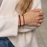 juni juni Rote Perlenarmbänder "Amélie" - einzeln oder im Set - mit verstellbarer Schiebeperle aus recyceltem Gold oder Silber – Produktbild 1 von 1