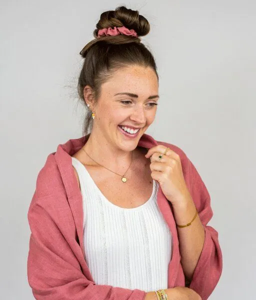 obumi obumi Haargummi - Scrunchie aus Leinen, Strawberry rose, – Produktbild 3 von 4