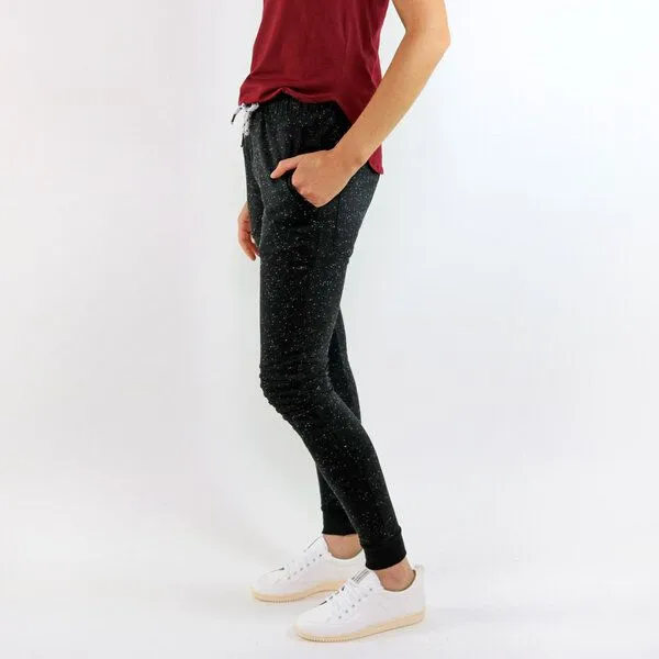 Gary Mash GARY MASH Jogginghose Macklin Mélange aus Biobaumwolle, Schwarz, – Produktbild 2 von 4