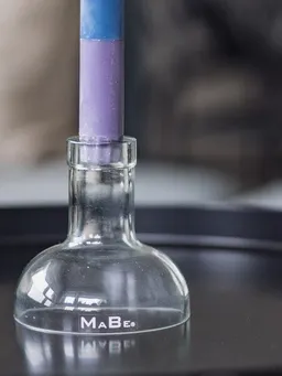 MaBe MaBe Kerzenständer Klassik - Witzig & nachhaltig - Upcycling aus der 0,5l Spirituosenflasche – Produktbild 1 von 1