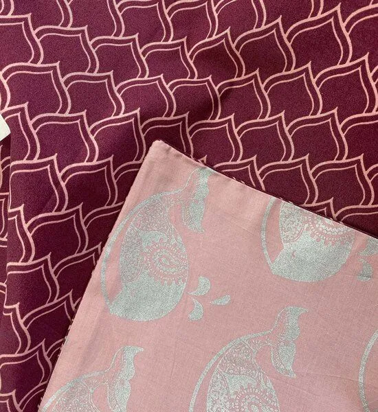 FabRap Gift Wrap FabRap Gift Wrap Wiederverwendbare Geschenkverpackung Furoshiki Set mit drei Größen (doppelseitig), Blush whales & maroon ogives, – Produktbild 3 von 4