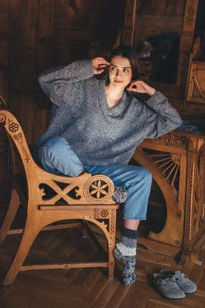 Kopyto Kopyto Panther – Damenpullover aus Wolle mit Kaschmiranteil und V-Ausschnitt, Grau, – Produktbild 3 von 4