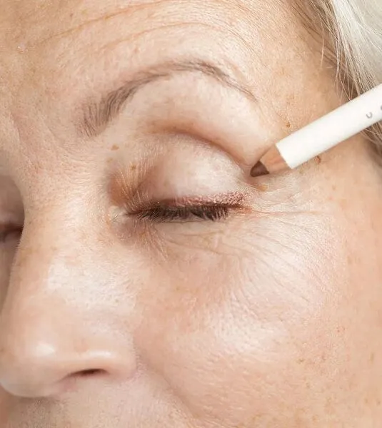 Uoga Uoga Uoga Uoga Eyeliner Pencil vegan, 852 copper - zartes kupfer, – Produktbild 2 von 3