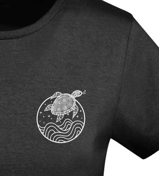 vis wear vis wear Schildkröte zwischen Ozean und Wellen - Damen Organic Shirt, Schwarz, – Produktbild 2 von 3
