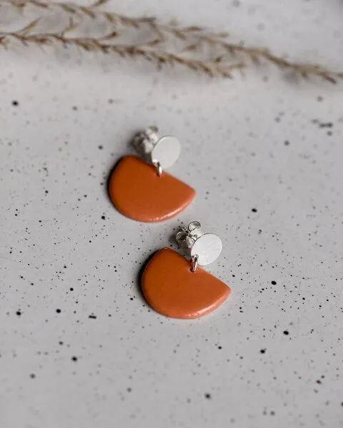 lille mus lille mus Ohrstecker 'Porzellanplätchen Halbkreis', Orange, – Produktbild 5 von 6