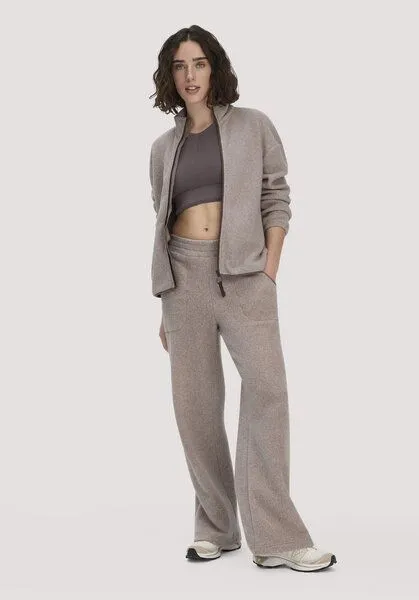 hessnatur hessnatur Fleece Hose Relaxed ACTIVE LIGHT aus reiner Bio-Baumwolle, Mandelbraun, – Produktbild 1 von 4