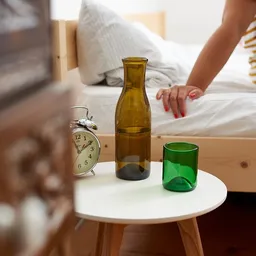 SAMESAME SAMESAME Upcycling Glaskaraffe aus Burgunderflasche mit Becher (0,75l) – Produktbild 1 von 1