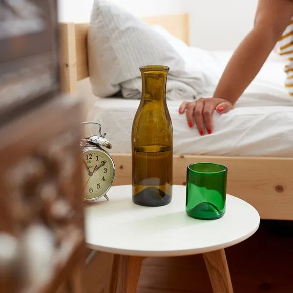 SAMESAME SAMESAME Upcycling Glaskaraffe aus Burgunderflasche mit Becher (0,75l), Grün, – Produktbild 1 von 4