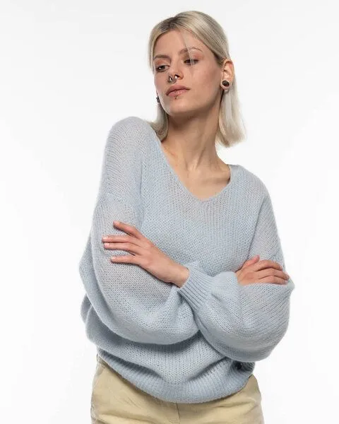 Alma & Lovis Alma & Lovis Leichter Pullover im Loose-Fit aus zartem Alpakastrick | Light V-Neck, Silver blue (hellblau), – Produktbild 3 von 4