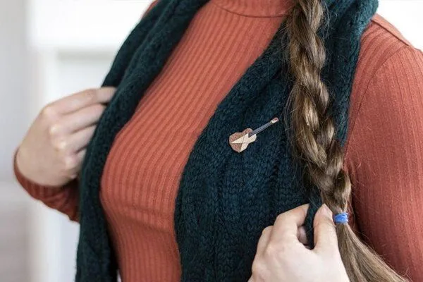 BeWooden BeWooden Holzbrosche „Guitar Brooch“ – Produktbild 2 von 4