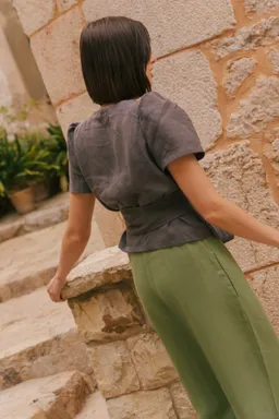 AmourLinen AmourLinen Damen vegan Wickeltop Elisa Holzkohle – Produktbild 1 von 1