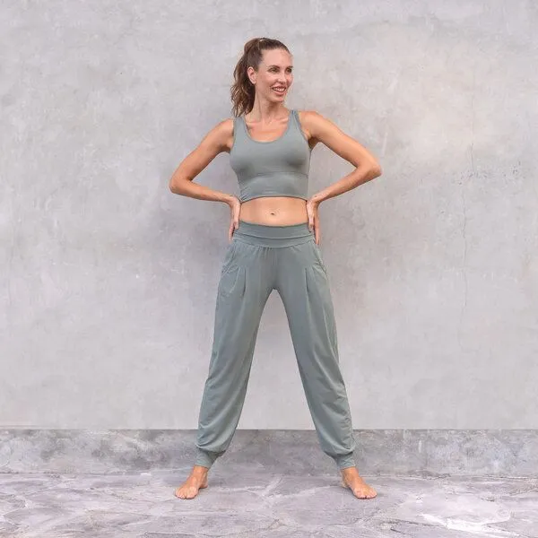 Jaya Jaya KURZES TOP SURYA - Bra/Croptop aus elastischer Biobaumwolle, Tankttop Stil vorne mit breiteren Trägern & raffiniertem Rücken, Agave/grün, – Produktbild 1 von 2