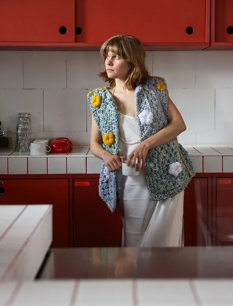 KnitToChange KnitToChange Handgehäkelte Weste mit 3D-Blumen aus recyceltem Garn – Produktbild 4 von 4