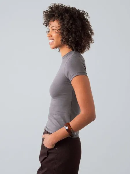 Honest Basics Honest Basics Damen Slim Fit T-Shirt aus Bio- und recycelter Baumwolle, Basalt, – Produktbild 4 von 4