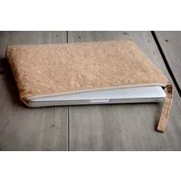 BY COPALA BY COPALA Nachhaltige 15–16 Zoll Kork Laptoptasche | Gefütterte vegane Laptop Hülle, Laptop Sleeve mit Zipper – handgemacht & wasserabweisend | Unikat-Schutzhülle für MacBook Air/Pro, Lenovo & HP - Natur – Produktbild 1 von 1