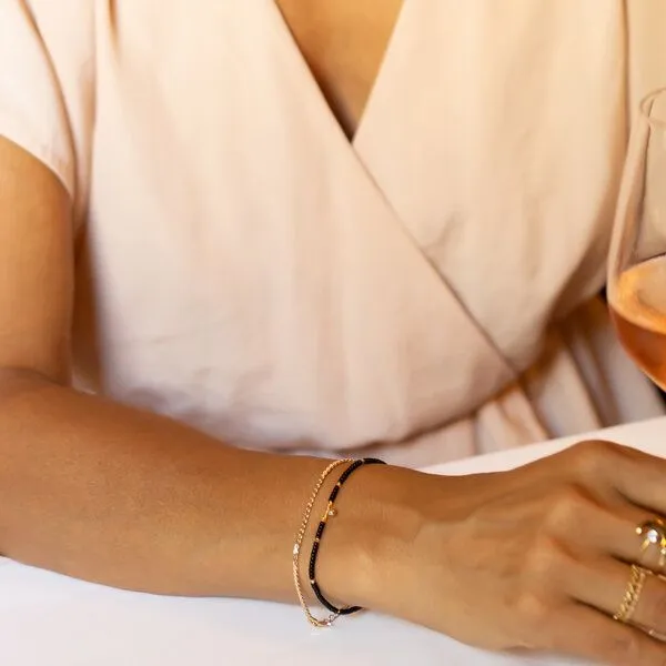 juni juni Perlenarmband "Glamorous" mit 14K Goldkugel Anhänger aus recyceltem Gold – Produktbild 2 von 4