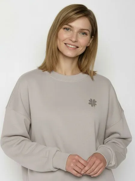 GreenBomb GREENBOMB Shamrock Core - Lässiges Sweatshirt aus Bio-Baumwolle / hochwertiger Print / GOTS / Fair & Vegan, Grau (sandstone), – Produktbild 2 von 3
