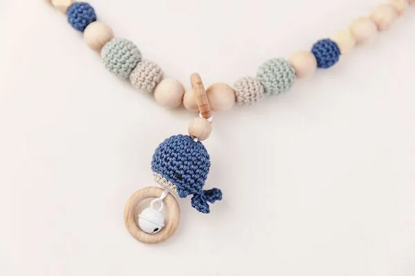 NoniKids Berlin NoniKids Berlin Kinderwagenkette Holz *Amigurumi Wal Rassel* 3 Farben | Bio Baumwolle, Blau, – Produktbild 3 von 3