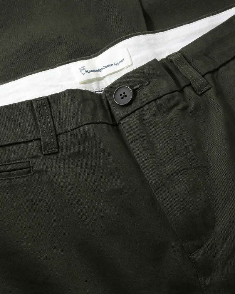 KnowledgeCotton Apparel KnowledgeCotton Apparel Herren vegan Chino-Hose Chuck Regular Twill Forrest Nachtgrün, Dunkelgrün, – Produktbild 4 von 4