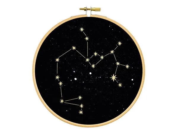 renna deluxe renna deluxe Sternzeichen in Gold als Bild im Stickrahmen – Produktbild 6 von 8