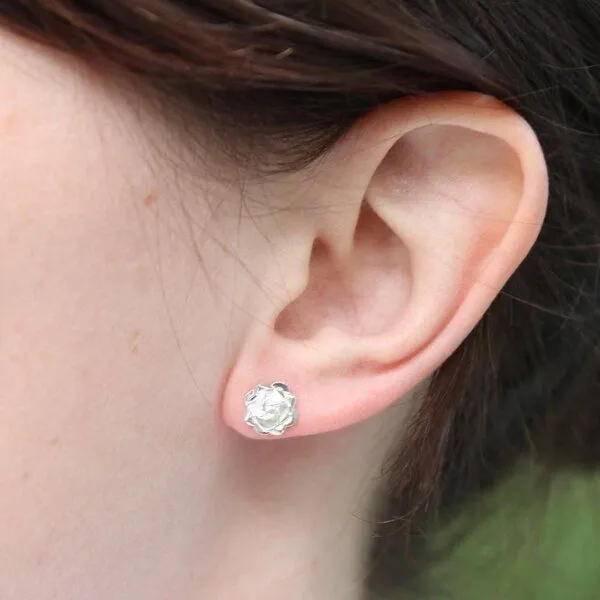 pakilia pakilia Silber Ohrstecker Mini Rose Fair-Trade und handmade, Rosa, – Produktbild 3 von 8
