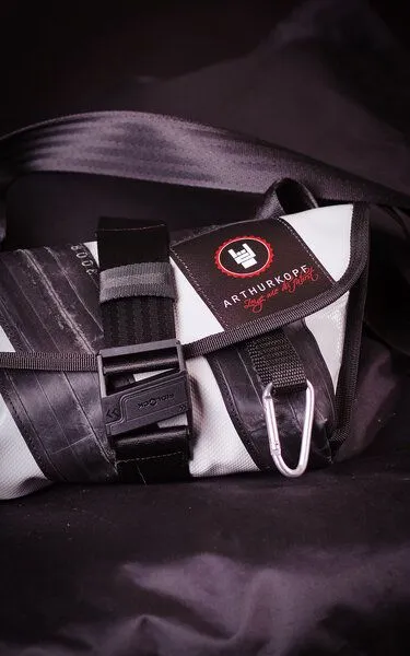 ARTHURKOPF ARTHURKOPF Upcycling Umhängetasche/Gürteltasche mit Fahrradschlauch, Grau (hell), – Produktbild 1 von 4