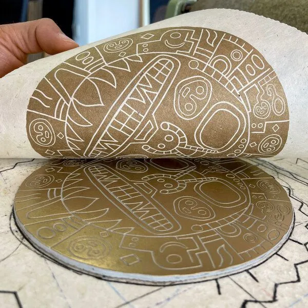 Veskor Cassiopeia Veskor Cassiopeia TIKI VIRACOCHA Heilige Geometrie Linoldruck | 22 × 22 cm | Gold auf Naturweiß – Produktbild 3 von 4