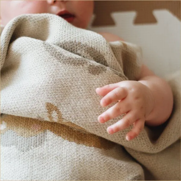 nidito nidito Bio Babydecke Baumwolle Löwe, Giraffe, Elefant - 80x100 cm - 100% Bio-Baumwolle – Produktbild 3 von 4
