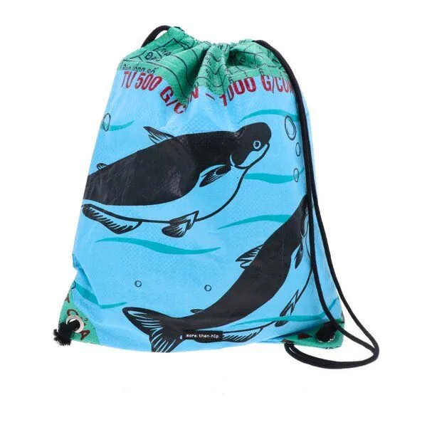 MoreThanHip MoreThanHip Rucksack mit Kordelzug aus recycelten Fischfüttersäcken - Chenda, Blau - fische, – Produktbild 1 von 4