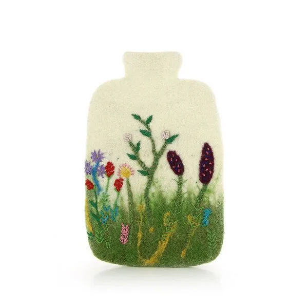 GLOBO Fair Trade GLOBO Fair Trade Wärmflaschen-Hülle, Bezug aus 100% Wollfilz mit Wiese Motiv – Handgefertigt aus Nepal, Fair Trade, für 2-Liter-Wärmflaschen, Kinderfreundlicher Bezug für kalte Tage, Geschenkidee – Produktbild 2 von 3