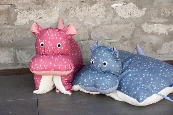 Flosinn Flosinn Kuscheltierkissen Nilpferd mit Teddyplüsch aus Baumwolle Personalisierbar, Rosa, – Produktbild 4 von 4