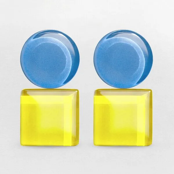 ALEXASCHA ALEXASCHA Geometrische Clip Ohrringe aus Glas | Bauhaus Design | 16 Farbkombinationen, Blau & gelb, – Produktbild 1 von 4