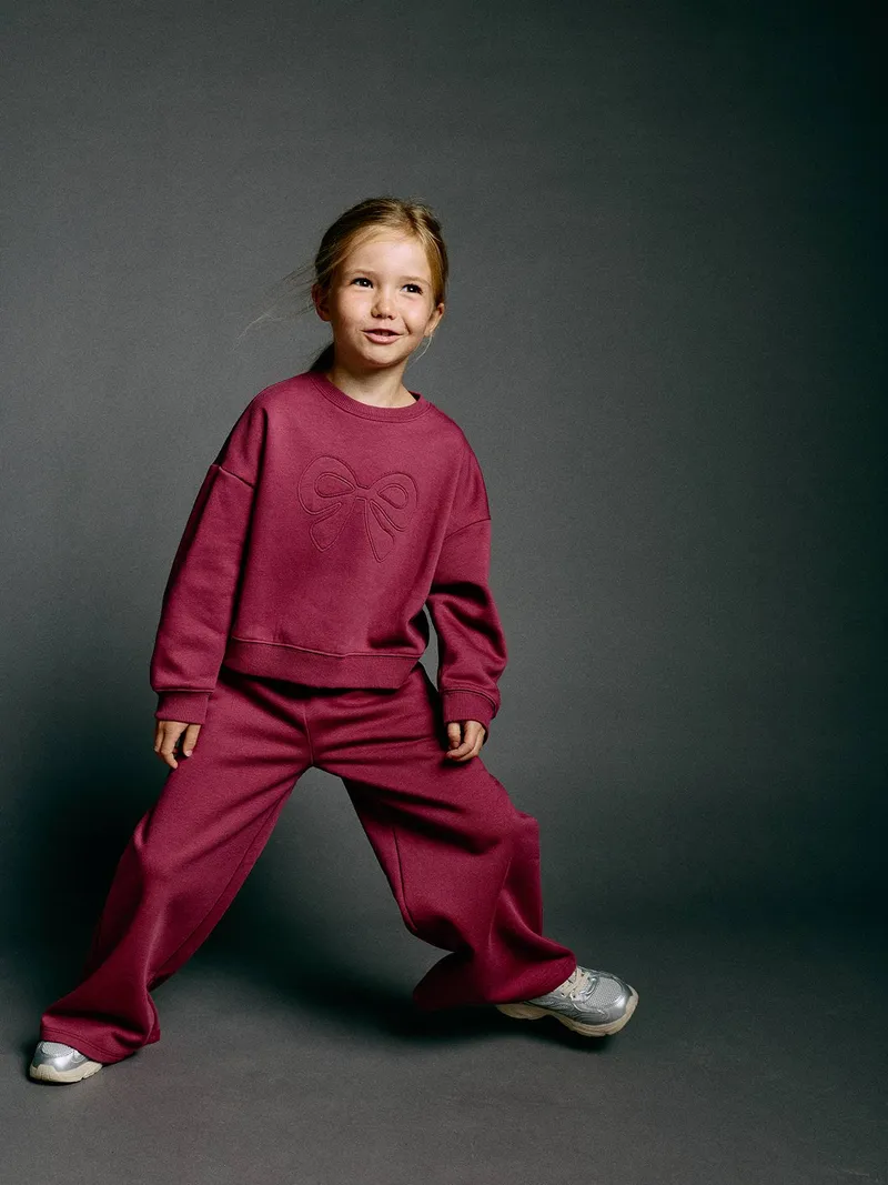Vertbaudet Mädchen Set aus Sweatshirt mit Schleife und Jogginghose, Pflaume, – Produktbild 3 von 4
