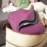 nahtur design nahtur-design Baby- und Kinder - Wolldecke aus kuscheligem Flauschloden, Beere/schwarz (lila), – Produktbild 1 von 1
