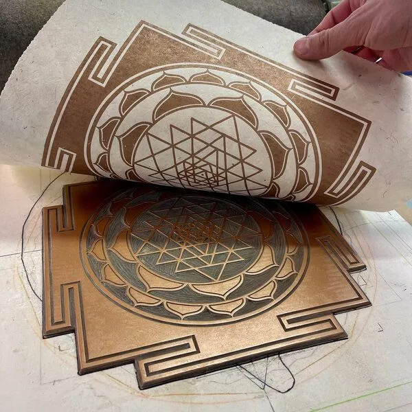 Veskor Cassiopeia Veskor Cassiopeia SRI YANTRA Meditations Linoldruck | 35 × 35 cm | Kupfer auf Naturweiß – Produktbild 2 von 4