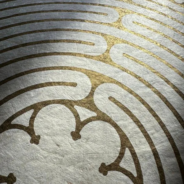 Veskor Cassiopeia Veskor Cassiopeia LABYRINTH VON CHARTRES der Kathedrale Notre-Dame Linoldruck | 40 × 40 cm | Gold auf Naturweiß – Produktbild 3 von 4