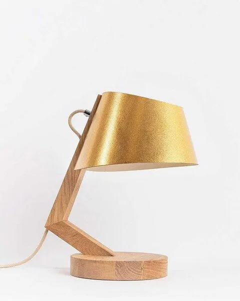 ALMUT von Wildheim ALMUT von Wildheim Moderne Tischlampe aus Eiche Lampenschirm aus Naturmaterialien, Ananasfasern (gold), – Produktbild 1 von 4
