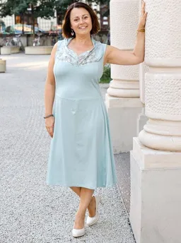 Peaces.bio - handbedruckte Biomode Peaces.bio - handbedruckte Biomode Kelchkragenkleid "Buchenzauber" in Eisblau – Produktbild 1 von 1