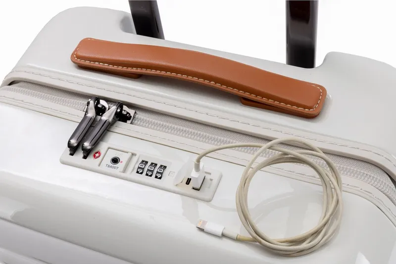 Travelhouse Hartschalen-Trolley Capri, 4 Rollen, PC Hartschale, USB + USB C Anschluss, Rollenbremse, Weiß, – Produktbild 3 von 5