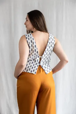 Jyoti - Fair Works Jyoti - Fair Works Damen vegan Top Kiran Ikat Weiß – Produktbild 1 von 1