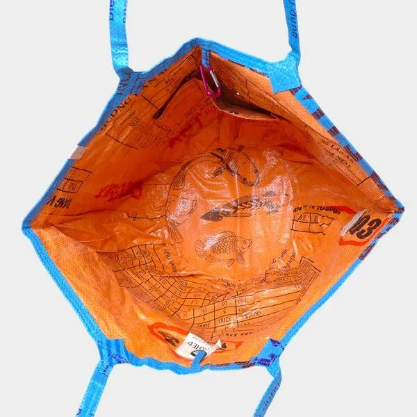 REFISHED fair fashion REFISHED fair fashion Tasche 'SOULMATE' - upcycelte Fischfuttersäcke, #fish blau-aqua, – Produktbild 4 von 4