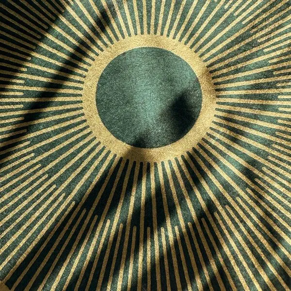 Veskor Cassiopeia Veskor Cassiopeia CENTRAL SUN SQUARE Sonnen Linoldruck | 22 × 22 cm | Lichtgold auf Smaragdgrün – Produktbild 2 von 4