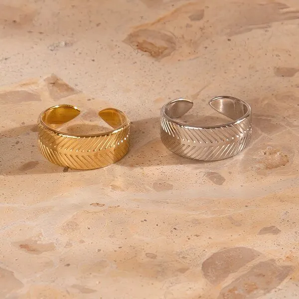 ELEKTROPULLI Größenverstellbarer Bold Hammered Sheet Ring ca. Ø 17 - 19mm von Elektropulli, Silber, – Produktbild 2 von 4