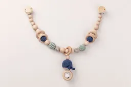NoniKids Berlin NoniKids Berlin Kinderwagenkette Holz *Amigurumi Wal Rassel* 3 Farben | Bio Baumwolle – Produktbild 1 von 1