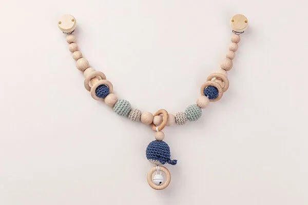 NoniKids Berlin NoniKids Berlin Kinderwagenkette Holz *Amigurumi Wal Rassel* 3 Farben | Bio Baumwolle, Blau, – Produktbild 1 von 3