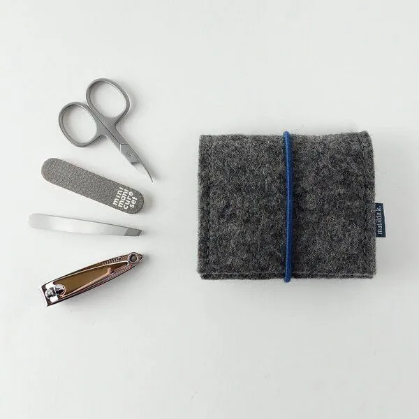 matilda k. manufaktur matilda k. manufaktur mini-maniküre-set 'jacob' (mit Nagelknipser) aus Wollfilz mit Rundgummi-Verschluß in vielen Farben, Dunkelgrau, – Produktbild 8 von 8